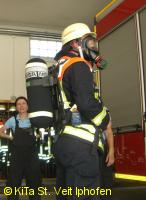 ... fertig ist der Feuerwehrmann! Sieht etwas komisch aus und klingt auch so.