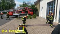 Wer ist schneller: Personenrettung über Drehleiter versus Leiterhebel.