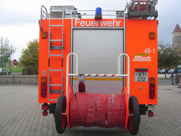 Blick auf das Fahrzeug von hinten:

mit der B-Schlauchhaspel