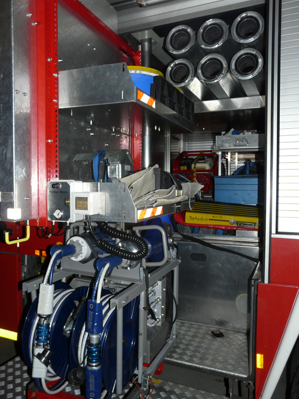 Blick in das Fach hinter dem Geräteraum G1:

Schwelleraufsatz, Rettungssatz Zubehör, Unterlegmaterial, Verkersabsicherung, Büffelwinden, Rauchverschluss, Ölbinder