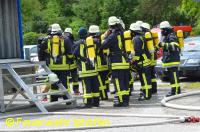Einweisung vor dem Brandcontainer.